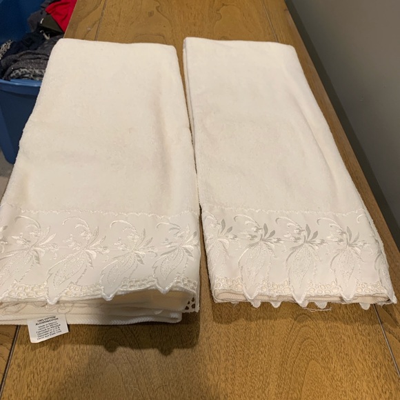 White Embroidered Fingertip and Body Towels, NWT, 2- Fingertip, 2- Body Towels - Picture 3 of 16